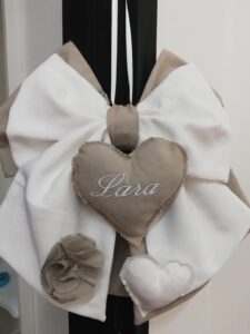 Fiocco Artigianale Beige – Stile e Dolcezza per il Tuo Bebe